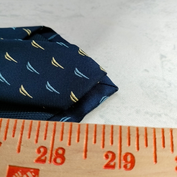 NAUTICA MENS TIE NAVY BLUE WITH BLUE AND GOLD NAUTICA LOGOS 3.5 X 60 - Picture 8 of 8